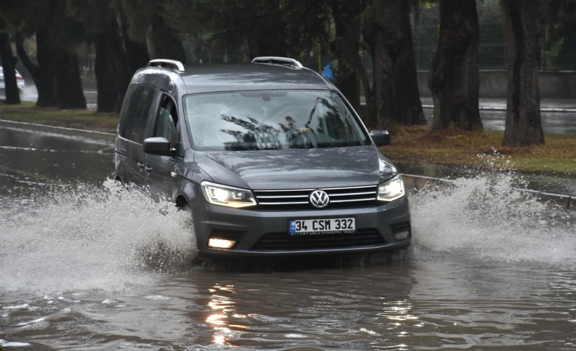İzmir'de sağanak etkili oluyor; Kemeraltı'nda bazı iş yerlerini su bastı!