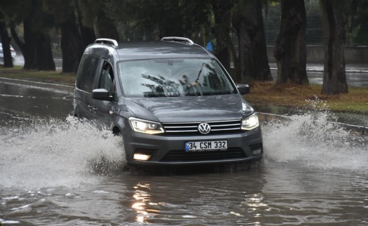 İzmir'de sağanak etkili oluyor; Kemeraltı'nda bazı iş yerlerini su bastı!