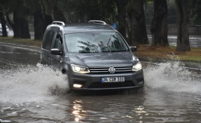 İzmir'de sağanak etkili oluyor; Kemeraltı'nda bazı iş yerlerini su bastı!