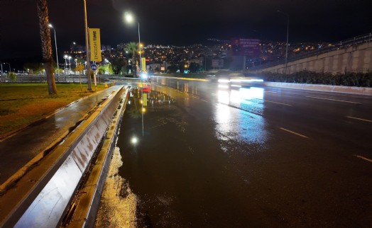 İzmir'de 'turuncu' alarm: Sağanak yağış kentte etkili oldu!