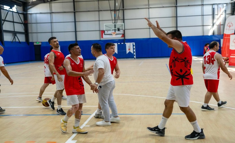 İzmir'in engelli basketbolcuları, tüm maçlarını kazanıp Türkiye şampiyonu oldu