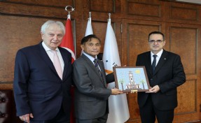 İzmir iş dünyasının yeni rotası 'Filipinler': Büyükelçi'den İZTO'ya ziyaret