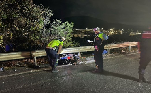 İzmir’de kamyonet ile elektrikli bisiklet çarpıştı: 2 ölü
