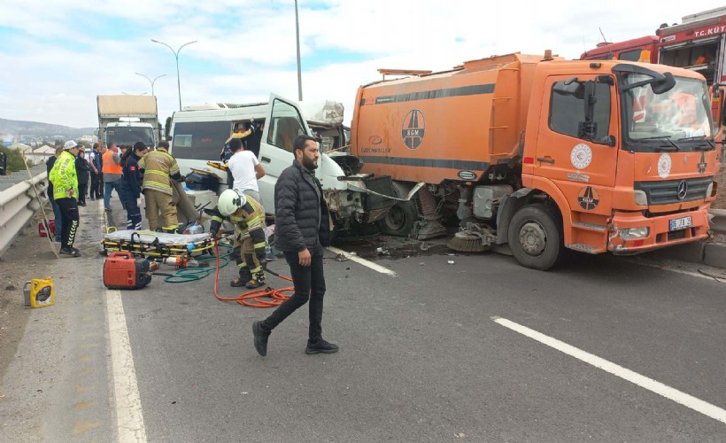 Karayolları temizlik aracına çarpan motokaravanın sürücüsü öldü, eşi yaralandı