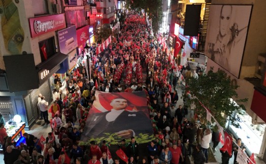 Karşıyaka, Cumhuriyet’in ışığında tek yürek oldu!