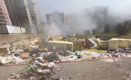 Karşıyaka'da kablo ve hurda yangınına hızlı müdahale