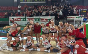 Karşıyaka filede VakıfBank önünde
