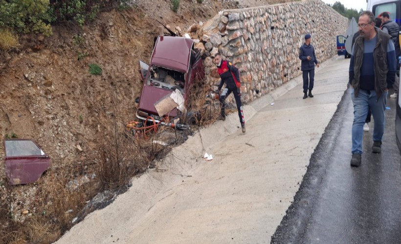 Kaygan yolda feci kaza! Otomobil istinat duvarına çarptı; 2 ölü