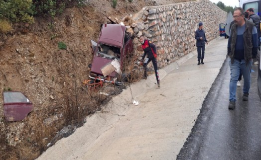 Kaygan yolda feci kaza! Otomobil istinat duvarına çarptı; 2 ölü