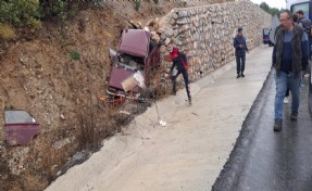 Kaygan yolda feci kaza! Otomobil istinat duvarına çarptı; 2 ölü