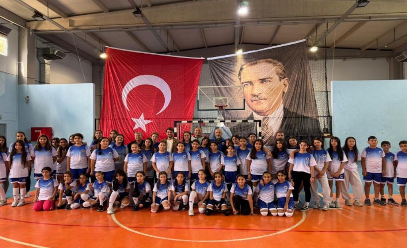 Kemalpaşa Belediyesi spor malzemesi dağıttı