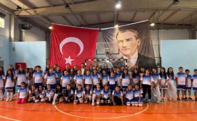 Kemalpaşa Belediyesi spor malzemesi dağıttı