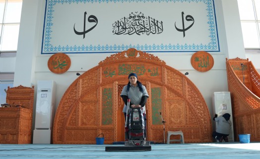Kemalpaşa'da ibadethaneler düzenli olarak temizleniyor