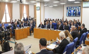 Komisyon gerildi, Numan Kurtulmuş salonu terk etti