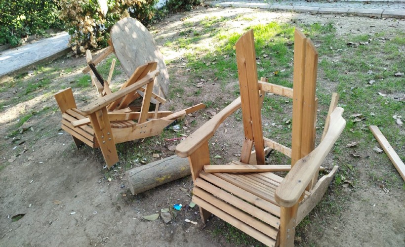Konak'ta baştan sona yenilenen parktaki banklar paramparça edildi