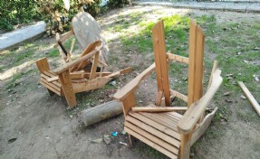 Konak'ta baştan sona yenilenen parktaki banklar paramparça edildi