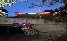 Köprüden düşen motosikletin sürücüsü yaralandı