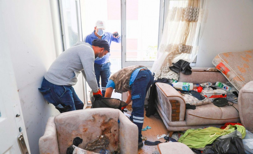 Kötü koku gelen evden; 2 kamyon çöp çıktı