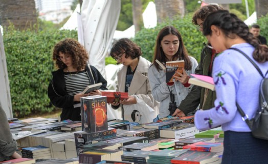 Kültürpark’ta İzmir Kitap Fuarı rüzgarı: Askıda kitap dayanışmasına ilk bağış Başkan Tugay’dan