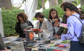 Kültürpark’ta İzmir Kitap Fuarı rüzgarı: Askıda kitap dayanışmasına ilk bağış Başkan Tugay’dan