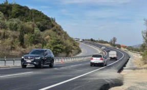 Kuşadası'nda çökme nedeniyle aylardır kapalı olan yol onarılıp, yeniden trafiğe açıldı