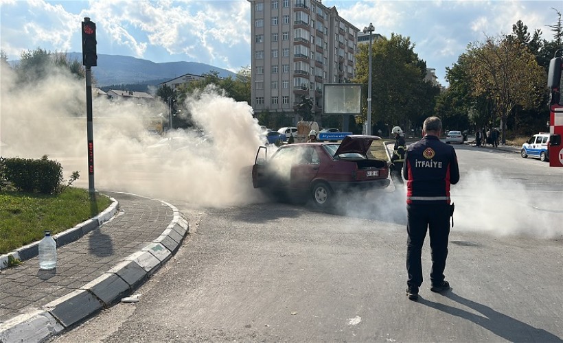 Kütahya’da araç yangını büyümeden söndürüldü