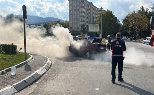 Kütahya’da araç yangını büyümeden söndürüldü