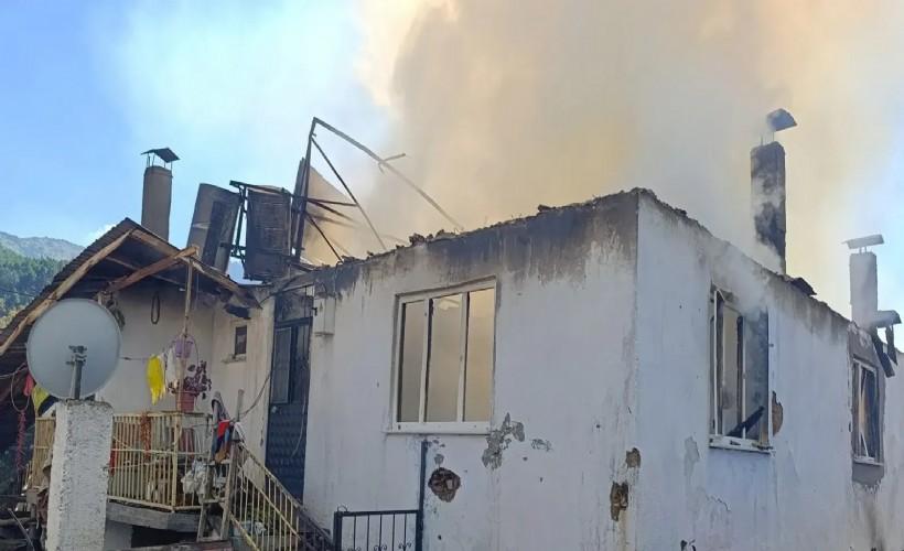 Kütahya’da çıkan yangında 2 ev kullanılmaz hale geldi