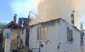 Kütahya’da çıkan yangında 2 ev kullanılmaz hale geldi
