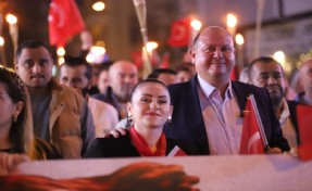 Menderes’in her noktasında Cumhuriyet coşkusu