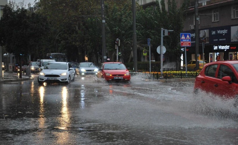 Meteoroloji uyardı: İzmir'e sağanak geliyor!