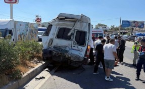 Milas'ta minibüs ile çekici çarpıştı; 1 ölü, 10 yaralı