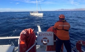Muğla açıklarında sürüklenen yelkenli tekne kurtarıldı