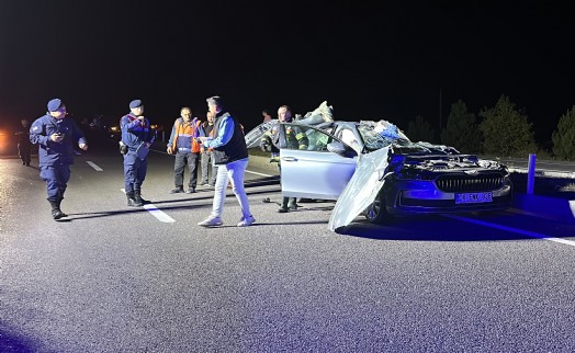 Otomobil, kavşakta bekleyen kamyona çarptı; 1 ölü, 1 yaralı