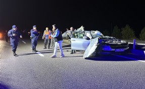Otomobil, kavşakta bekleyen kamyona çarptı; 1 ölü, 1 yaralı