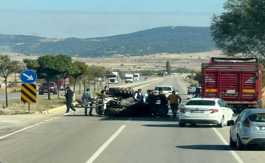Otomobille çarpışan traktörün sürücüsü yaralandı