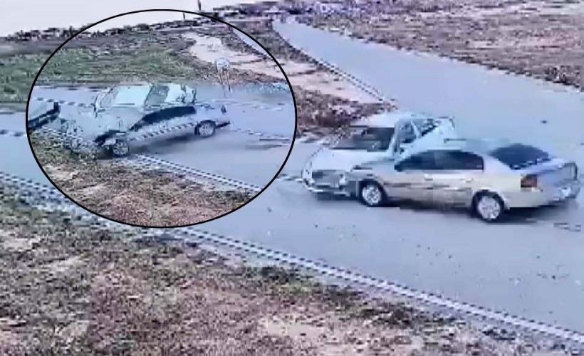 Akılalmaz kaza! İki araç kafa kafaya çarpıştı: 1 ölü, 3 yaralı