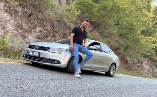 Otururken bacağına isabet eden yorgun mermiyle yaralandı