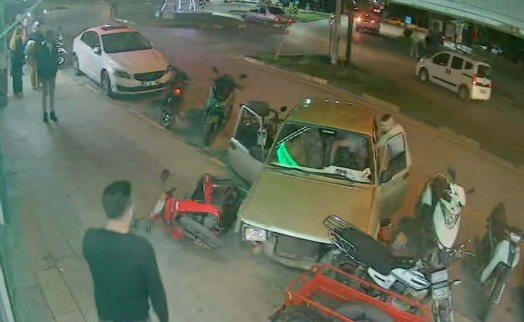 Park halindeki motosikletlere çarpan otomobildeki 3 kişi kaçmaya çalıştı!