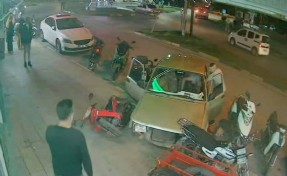 Park halindeki motosikletlere çarpan otomobildeki 3 kişi kaçmaya çalıştı!