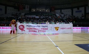 Pembe farkındalık parkeye taşındı