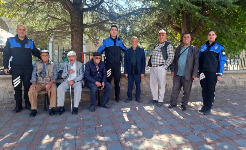 Polisten yaşlılara ziyaret