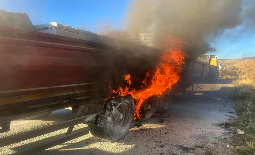 TIR'ın dorsesi alev alev yandı