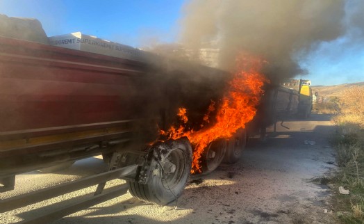 TIR'ın dorsesi alev alev yandı