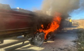 TIR'ın dorsesi alev alev yandı