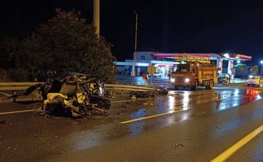 TIR'ın otomobile çarptığı kaza kamerada: 1 ölü, 1 yaralı