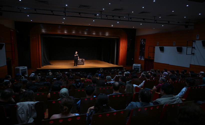 Tahsin Hasoğlu’ndan İZKİTAP’ta kahkaha dolu gece