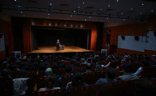 Tahsin Hasoğlu’ndan İZKİTAP’ta kahkaha dolu gece