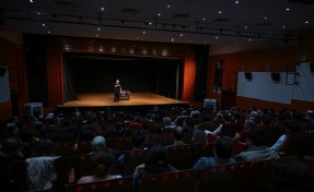 Tahsin Hasoğlu’ndan İZKİTAP’ta kahkaha dolu gece