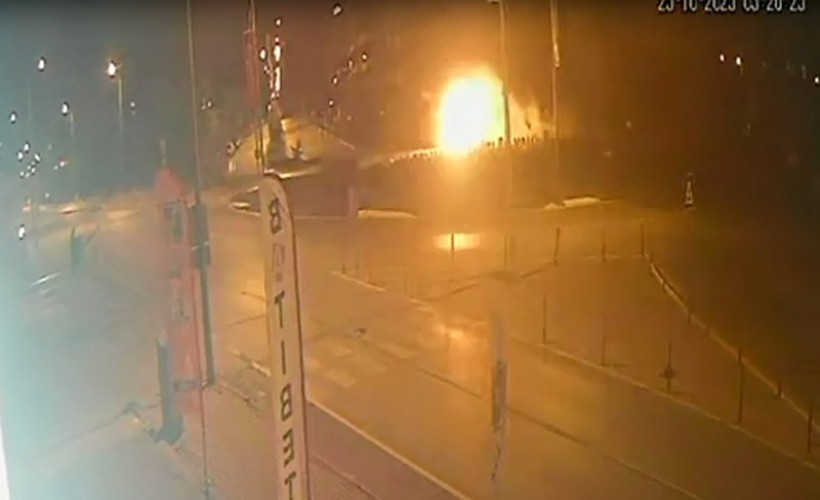 Tank anıtına çarpan otomobilden alev çıktı, o anlar kamerada